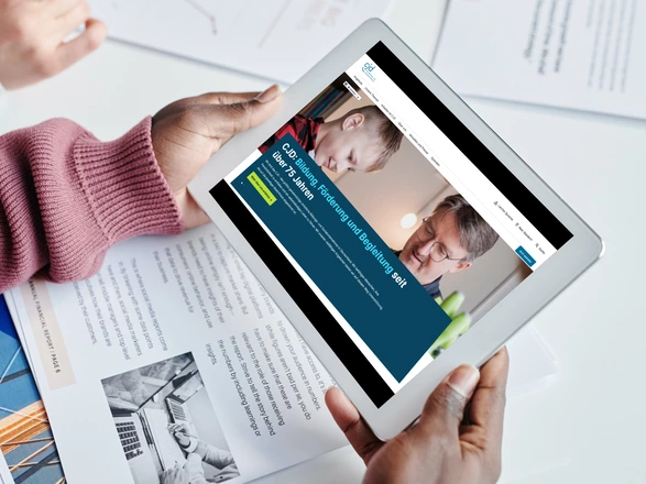 Tablet mit der neuen Website des CJD
