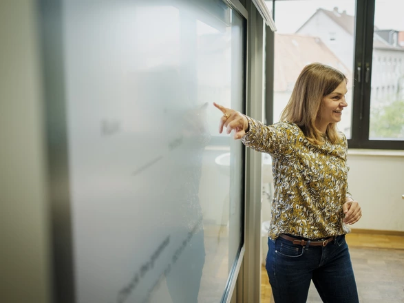 Lehrerin des CJD Gymnasiums Braunschweig an der Tafel