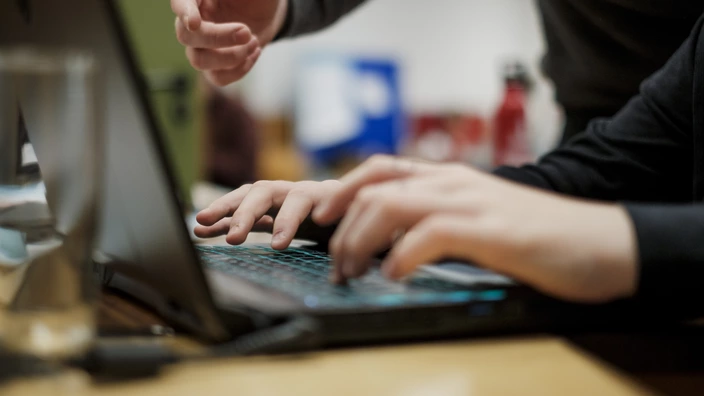 Jugendliche am Laptop