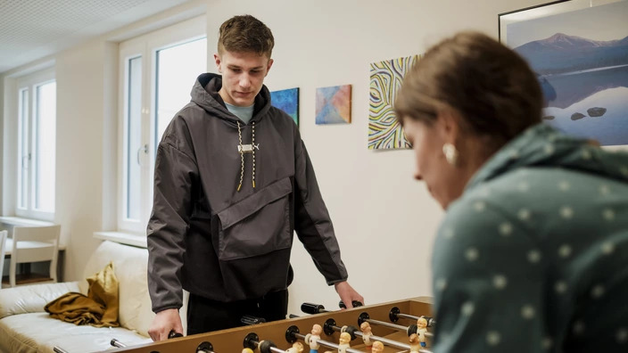 Zwei Schüler spielen Tischkicker 