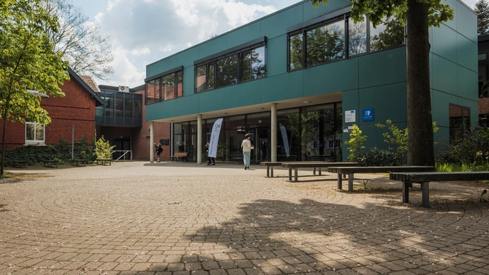 Hauptgebäude der Schule