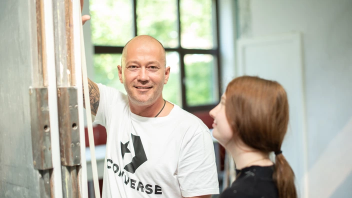 Auszubildende und Ausbilder in einer Maler-Werkstatt des CJD