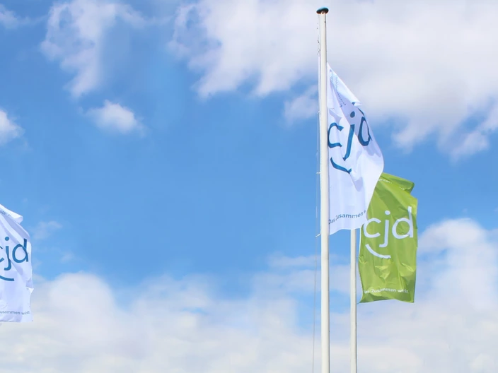 Vier CJD-Fahnen vor blauem Himmel